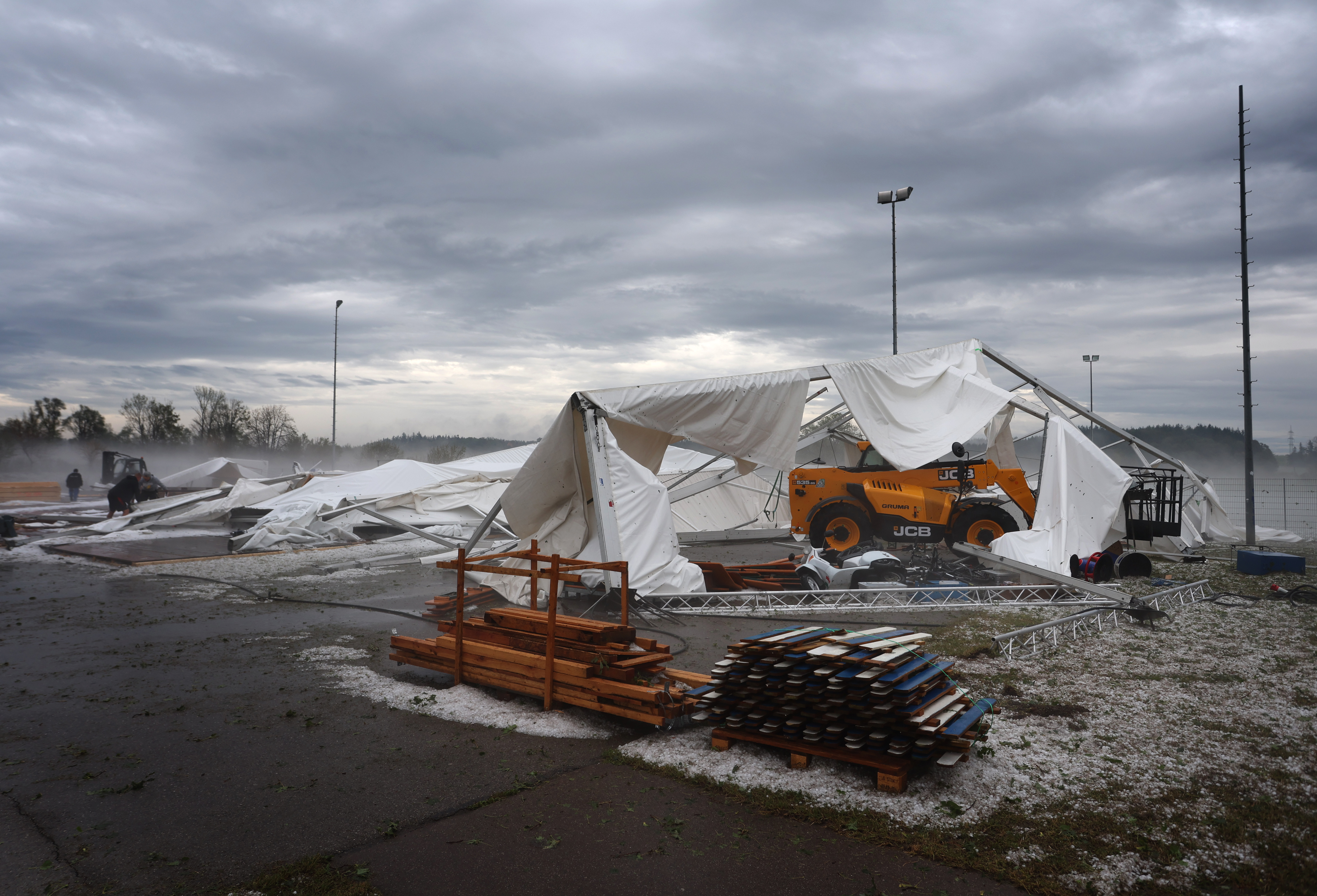 Unwetter In Bayern: Zwölf Verletzte Durch Umgestürztes Bierzelt | NIUS.de