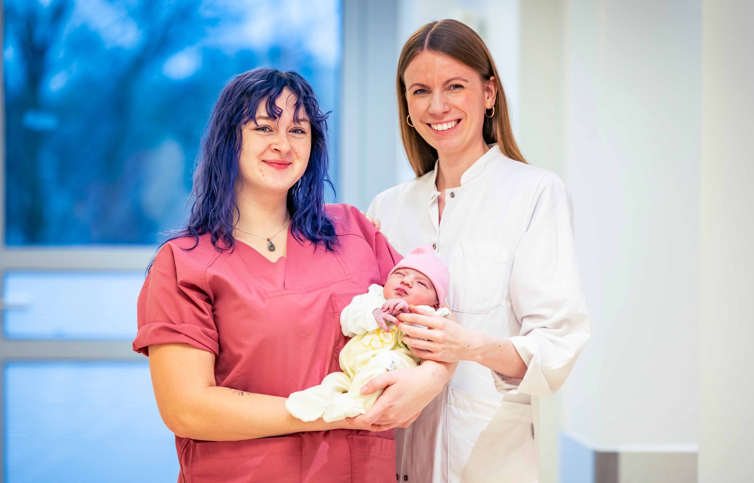 Ayla auf dem Arm von Hebamme Caroline Härtel und mit Dr. Julia Hecken, Assistenzärztin in der Klinik für Frauenheilkunde und Geburtshilfe des Marien Hospital Herne.