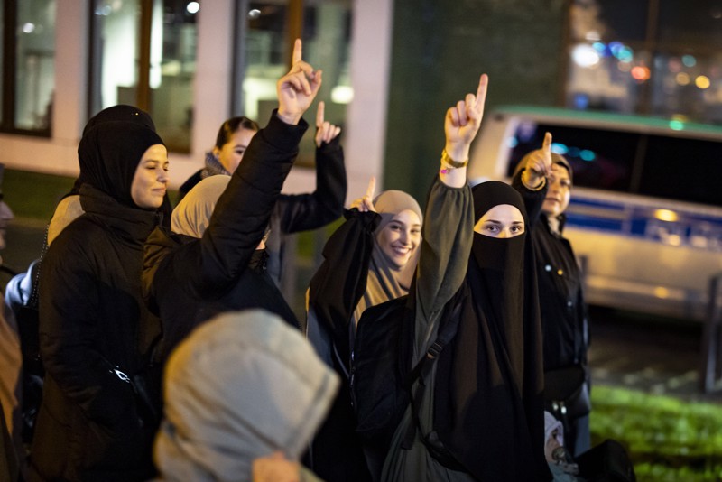 Horrorbilder aus Essen: junge Frauen posieren mit dem „ISIS-Finger“. Er wurde von Attentätern der Terror-Miliz genutzt.