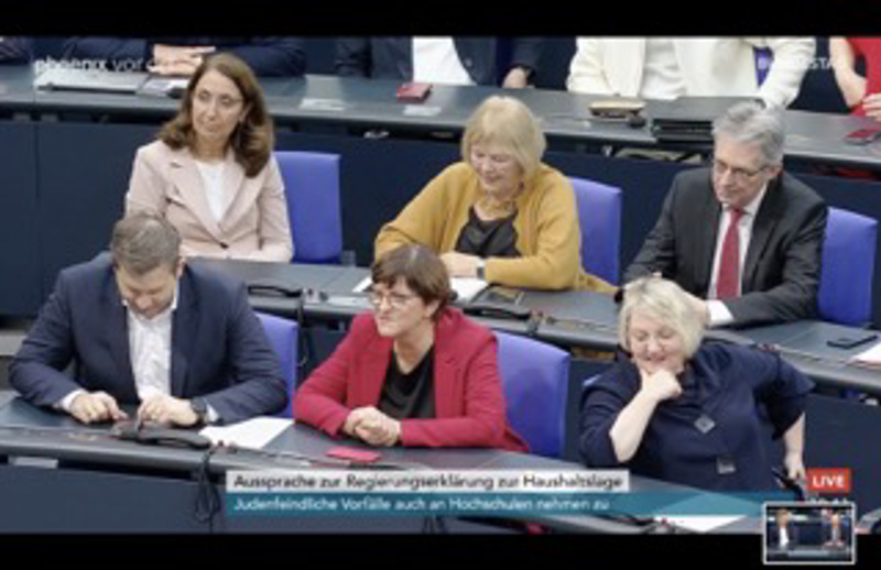 Lars Klingbeil und andere SPD-Abgeordnete schauen lieber aufs Handy – schließlich ist bei der aktuellen Rede von Merz kein Applaus auf Abruf erforderlich.