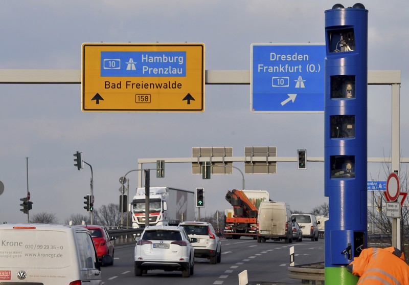 Die LKW-Maut wird für Fahrten auf Bundesautobahnen und Bundesstraßen erhoben.