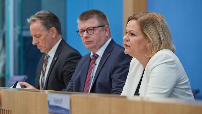 Münch, Haldenwang und Faeser befinden sich im Kampf gegen Rechts.