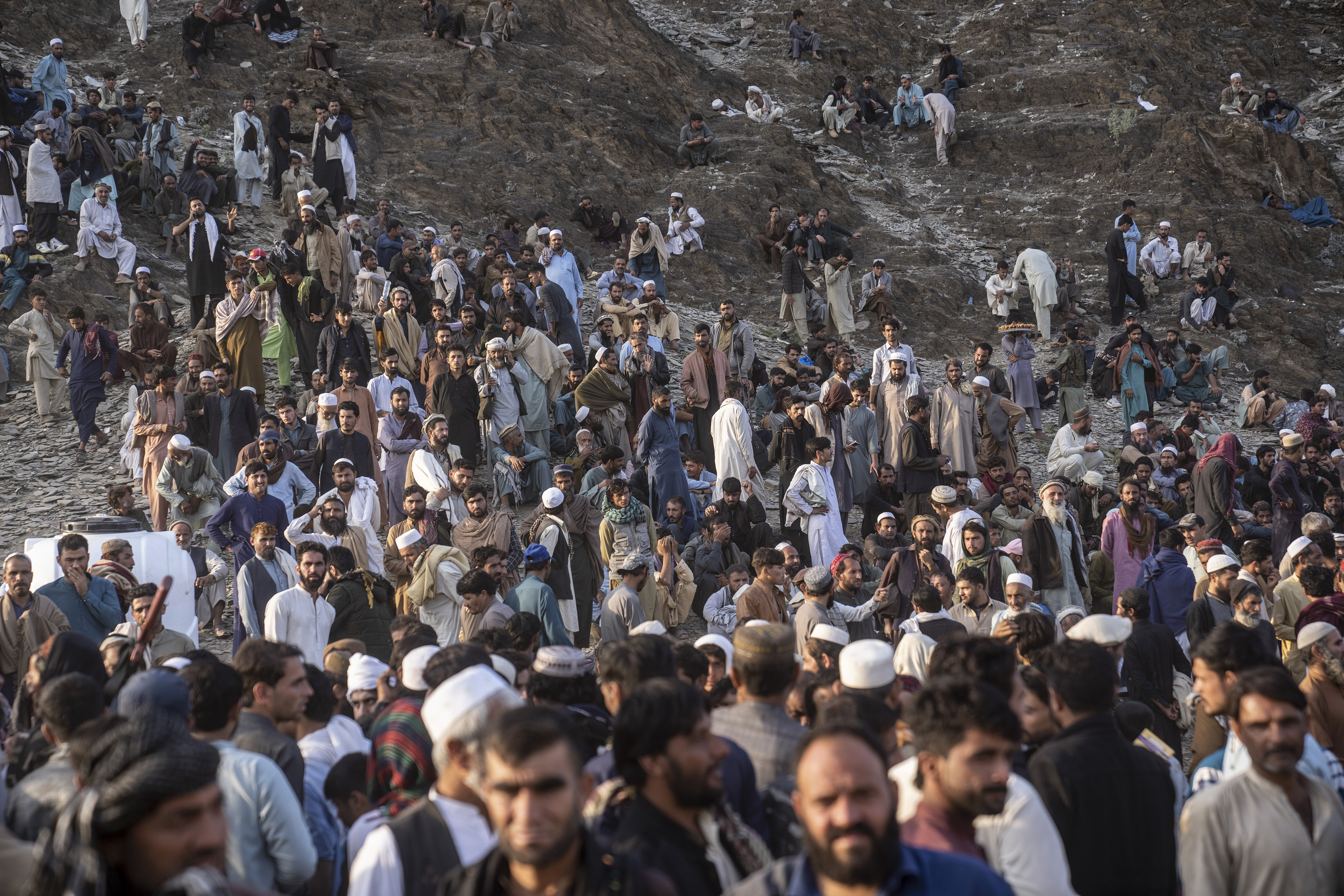 Massen-Abschiebung Aus Sorge Ums Eigene Land: Mehr Als 300.000 Afghanen ...