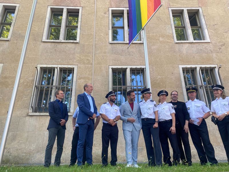 Alfonso Pantisano beim Hissen der Regenbogenflagge vor dem Berliner Polizeipräsidium