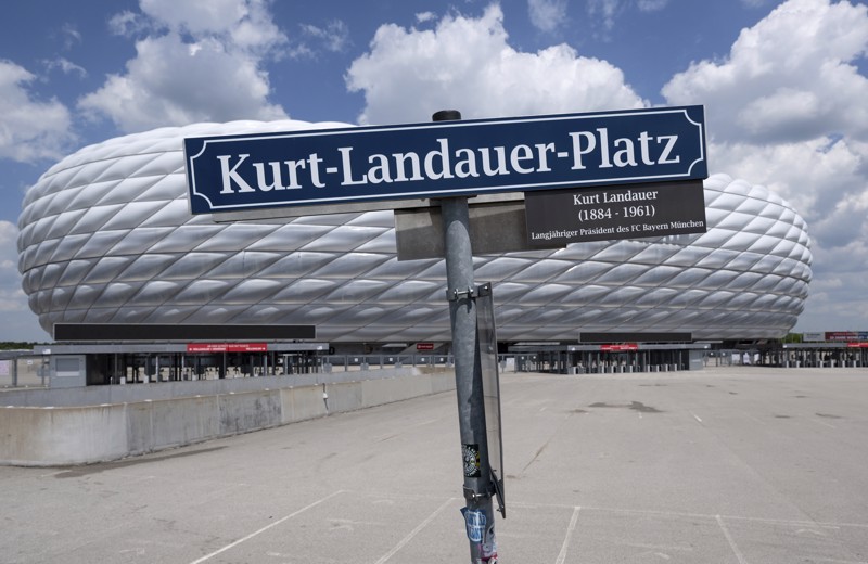 Der Platz vor der Allianz Arena, dem Stadion des FC Bayern München, ist nach dem ehemaligen Präsidenten Kurt Landauer benannt.