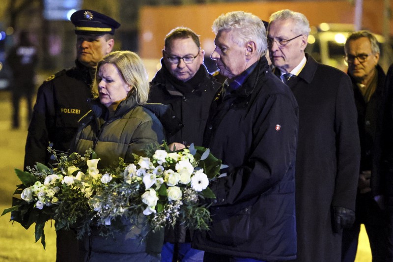 Nancy Faeser besuchte ebenfalls am Tag nach dem Anschlag den Unglücksort. Wieder dabei, um Blumen für nicht verstorbene Opfer abzulegen: Dieter Reiter
