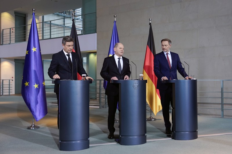 Habeck, Scholz und Lindner verkünden das Ende der Haushaltskrise.