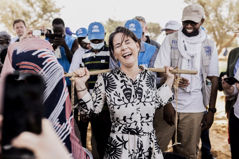 April 2022: Annalena Baerbock in Niger. Das Foto machte Photothek-Fotograf Florian Gaertner. Es wurde unter anderem genutzt und lizensiert von FAZ, Spiegel, Merkur, Berliner Kurier und Rheinische Post.