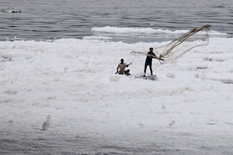 Viele gläubige Hindus gehen trotz Gefahr in den mit Giftschaum bedeckten Fluss. Manche baden sogar darin.