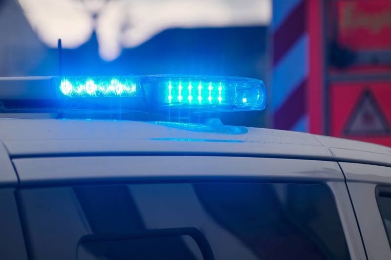 Ein Polizeiwagen mit Blaulicht rollt zum Einsatzort.