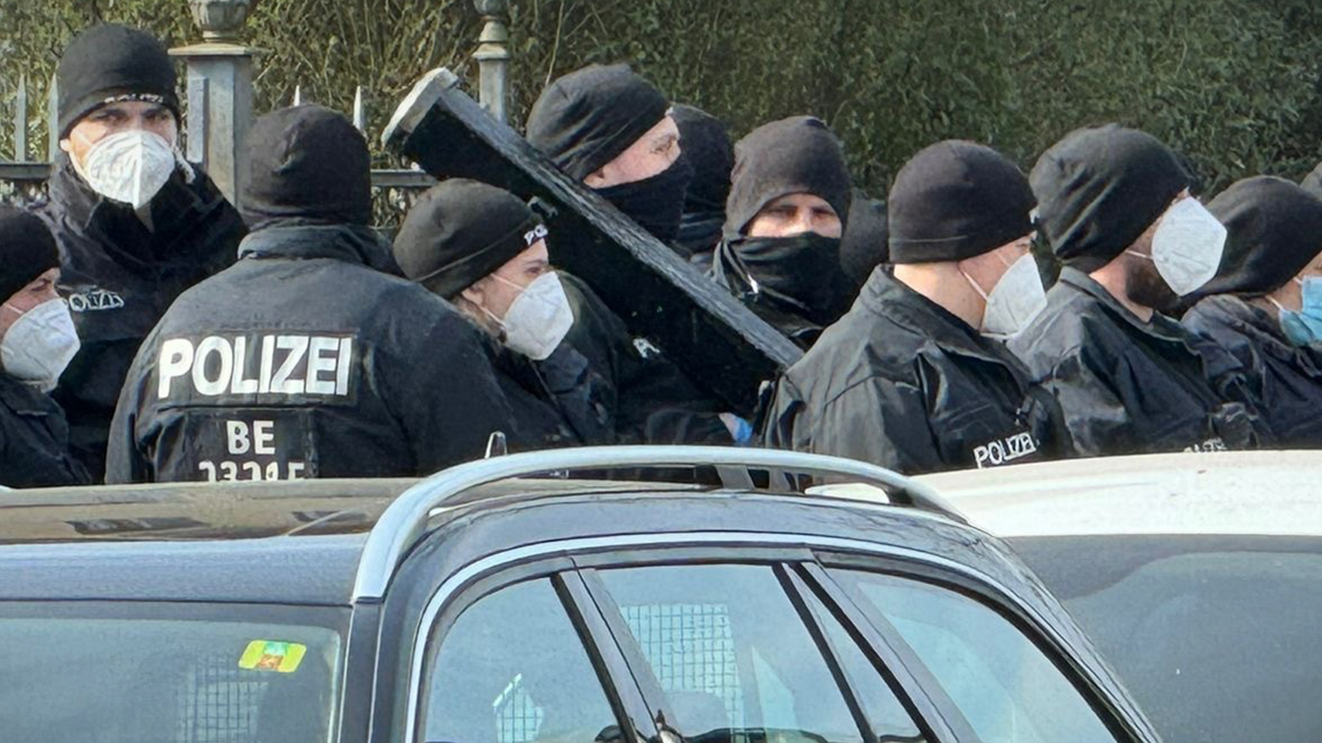 Im März musste der Remmo-Clan eine Villa im Berliner Stadtteil Alt-Buckow nach jahrelangem Rechtsstreit räumen. Die Polizei war mit etwa 130 Einsatzkräften und einer Ramme vor Ort.