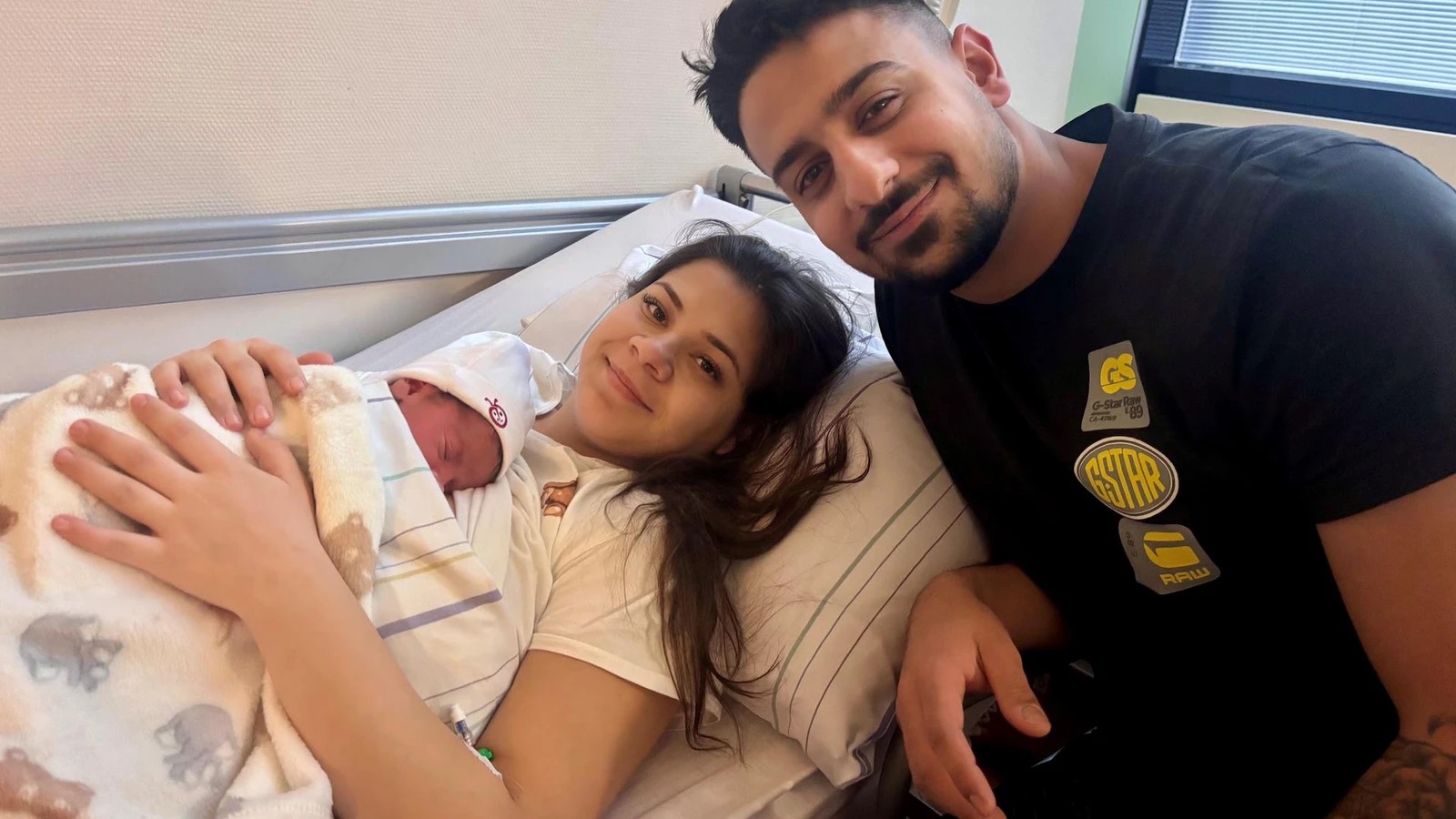 Der kleine Blagoy (hier mit seinen Eltern) eröffnete das Geburtenjahr im Katholischen Marienkrankenhaus Hamburg.