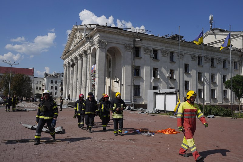 Rettungskräfte beseitigten Schutt und versorgten die Dutzenden Verletzten.