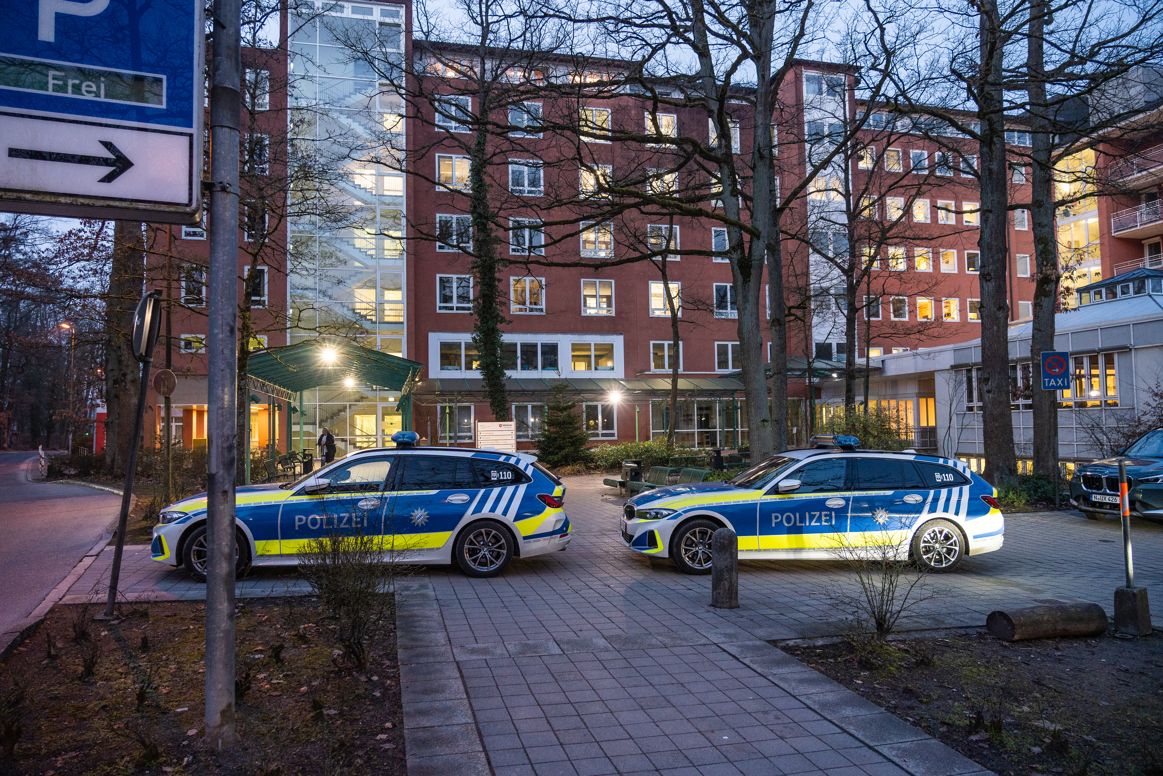 In einer Klinik in Erlangen soll ein 35-Jähriger eine 32 Jahre alte Polizistin mit einem Messer angegriffen haben.