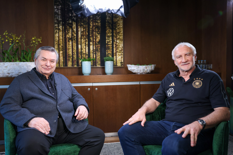 Kennen und schätzen sich seit Jahren: DFB-Mann Völler und NIUS-Autor Hartmann