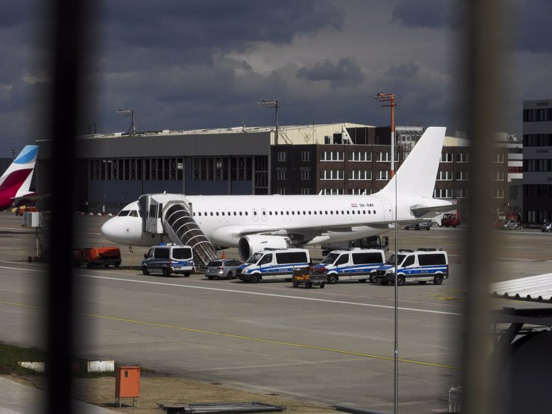 Ein Flugzeug in Hamburg soll Asylbewerber ausfliegen.