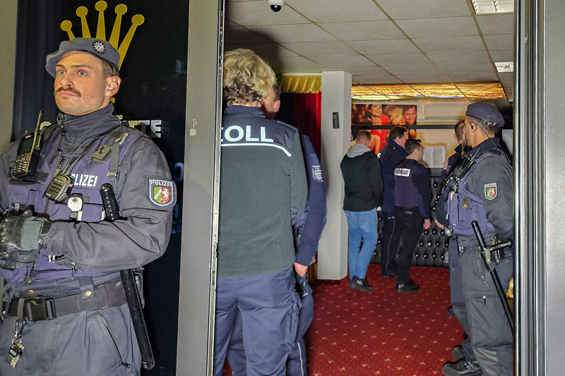 In einer gemeinsamen Aktion schlagen Polizei, Stadt, Steuerfahndung und Zoll in Duisburg zu. Es ist eine Kampfansage an die Clankriminalität.