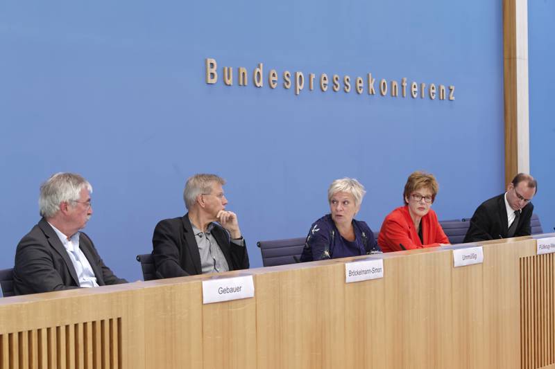 2017: Barbara Unmüßig (dritte von links), damals Gates-Kritikerin und Vorstand der Heinrich-Böll-Stiftung, hier auf der Bundespressekonferenz.