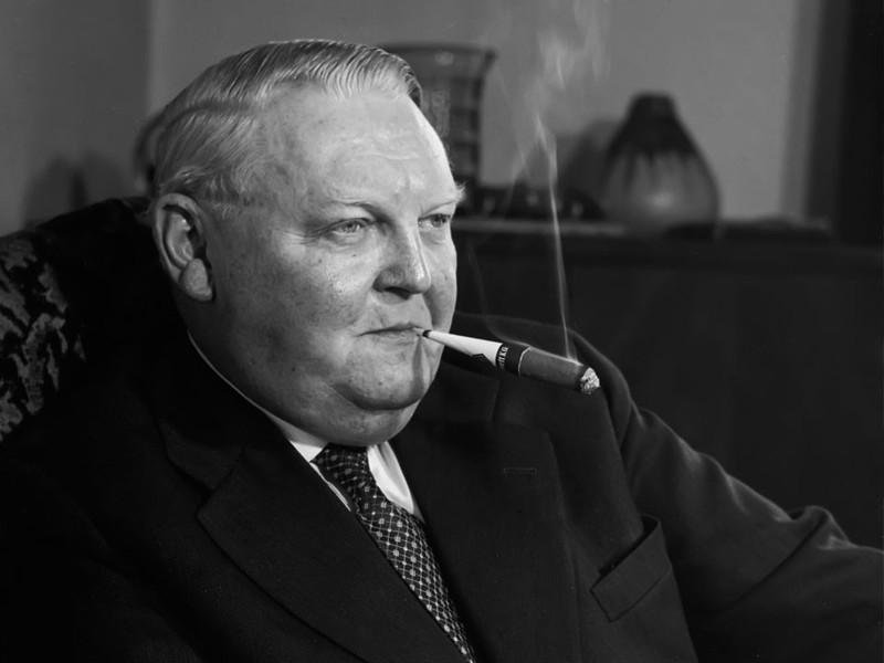 Ludwig Erhard (CDU) war während der Regierung von Konrad Adenauer (1949-1963) bereits Wirtschaftsminister. Erhard gilt als Vater der Sozialen Marktwirtschaft. 