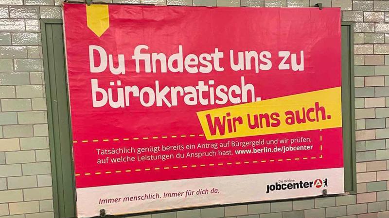 Plakat in Berlin: Das Jobcenter wirbt Anfang des Jahres, wie es scheint, um Bürgergeld-Anwärter.