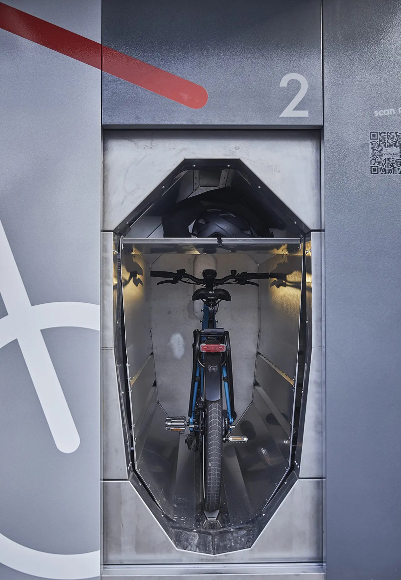 Fahrräder werden automatisch eingelagert. Der WDR berichtet aus Bonn von einem „umständlichen Prozedere“