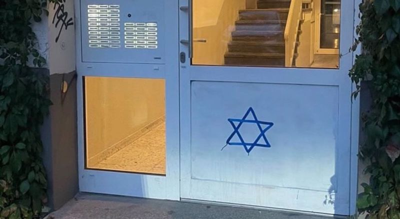 Ein Davidstern wurde in Berlin Prenzlauer Berg mit blauer Farbe auf eine Haustür gesprüht.