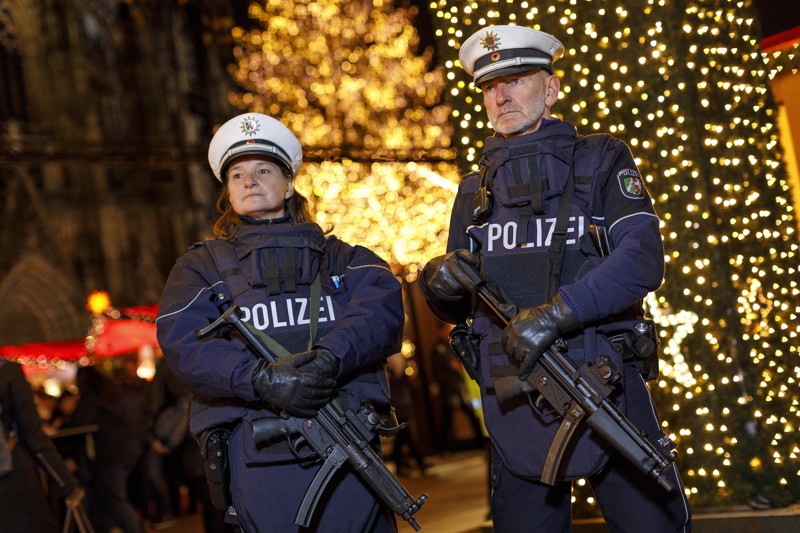 Welch’ sinnliche Begegnung: schwer bewaffnete Polizeibeamte auf dem Kölner Weihnachtsmarkt