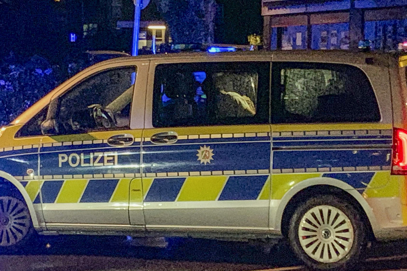 24. August: Der ISIS-Terrorist von Solingen sitzt im Streifenwagen der Polizei.
