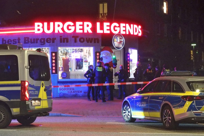 In einem beliebten Burgerladen in Hamburg fielen Schüsse, der Mann hinter dem Tresen wurde schwerverletzt. Die Polizei sucht den Täter.