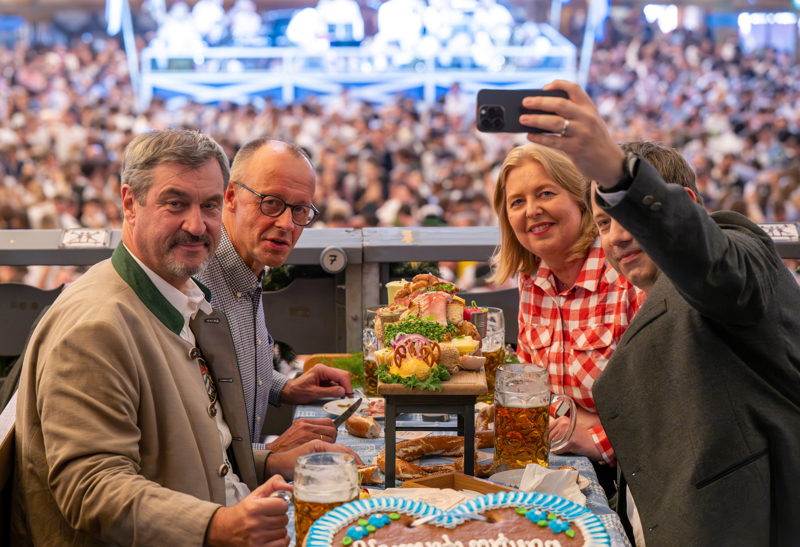 Echte Selfie oder nur Posieren für die anderen Kameras? Den Blick aufs Smartphone richtet Lars Klingbeil jedenfalls nicht.