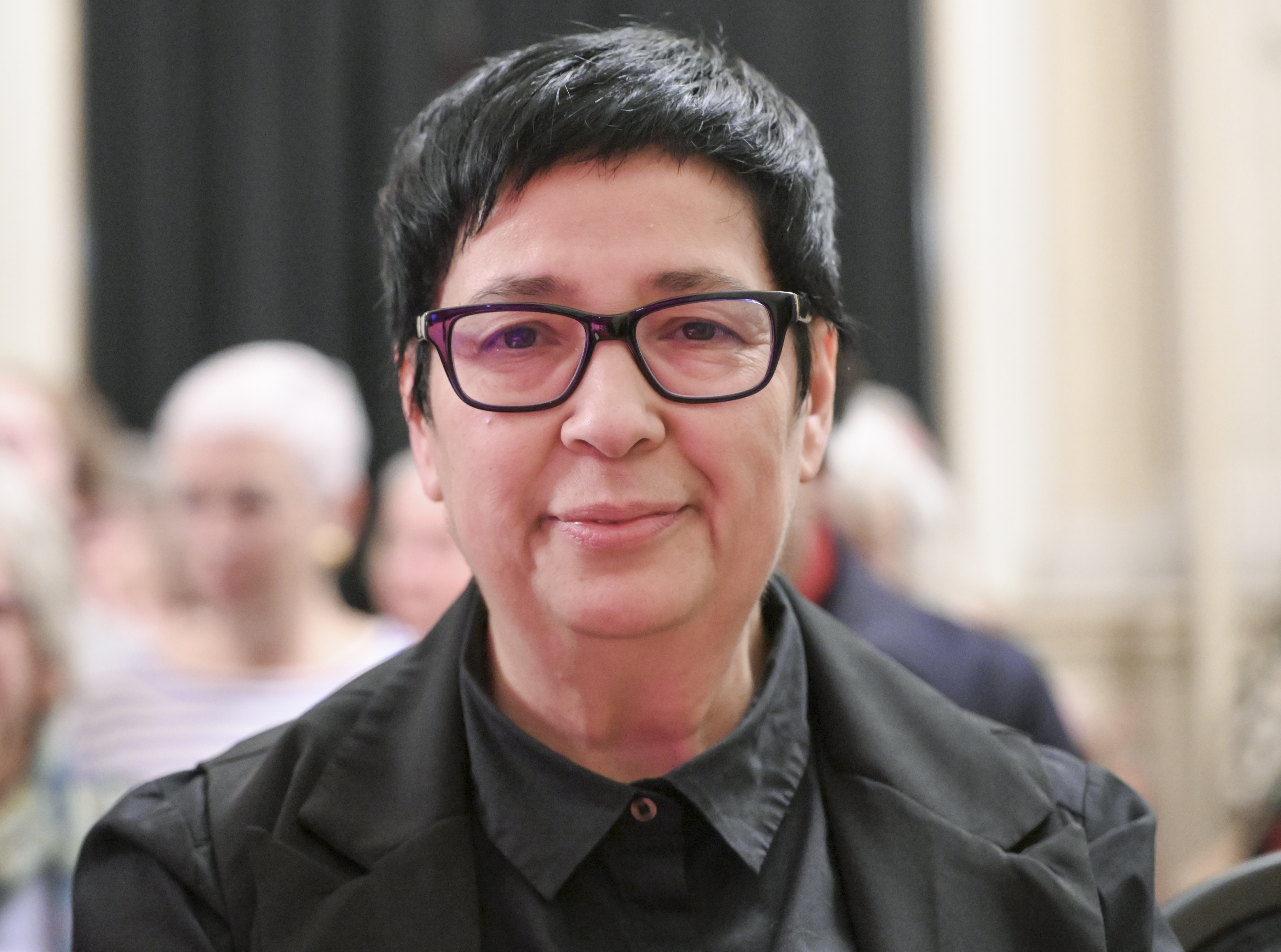 Seyran Ates ist Mitbegründerin der liberalen Berliner Ibn-Rushd-Goethe-Moschee. Nach Morddrohungen wurde die Moschee im Oktober 2023 geschlossen, Ates selbst steht seitdem unter polizeilichem Personenschutz.
