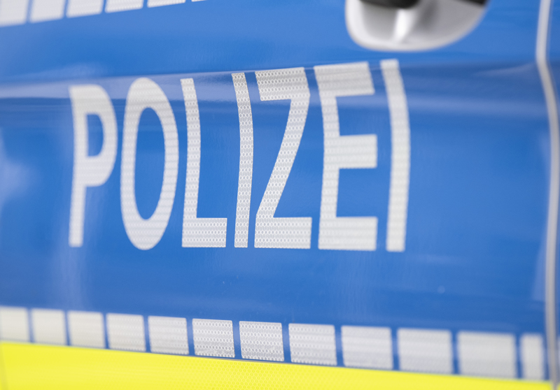 Auch eine Rentnerin wurde Opfer des Brutalos. Er lauerte ihr an einem Geldautomaten auf und beklaute sie.