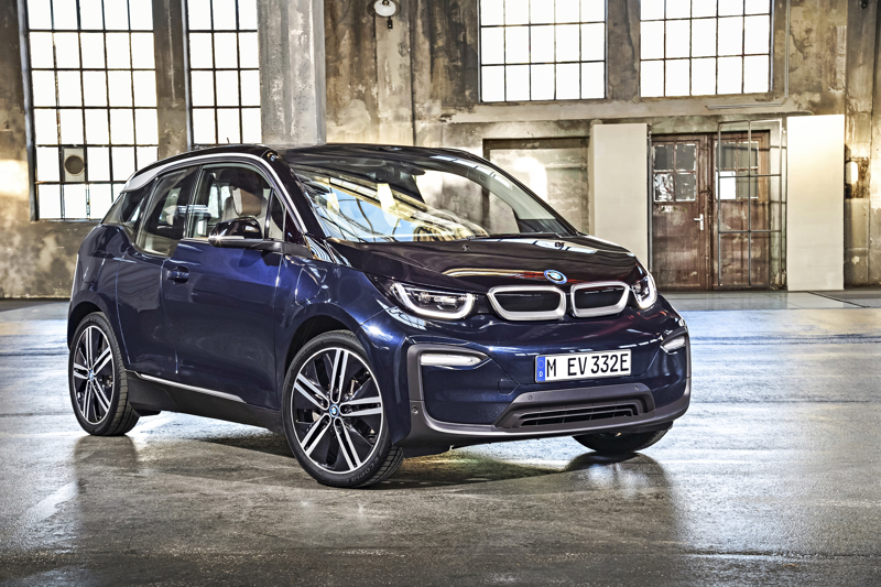 Trotz eines Angebots von E-Fahrzeugen steht der BMW-Chef einem Verbrennerverbot kritisch gegenüber.