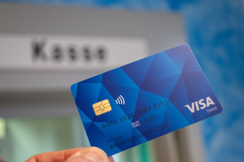 Kein Bargeld mehr? Mit der Bezahlkarte einfach Geld ans eigene Girokonto überweisen!