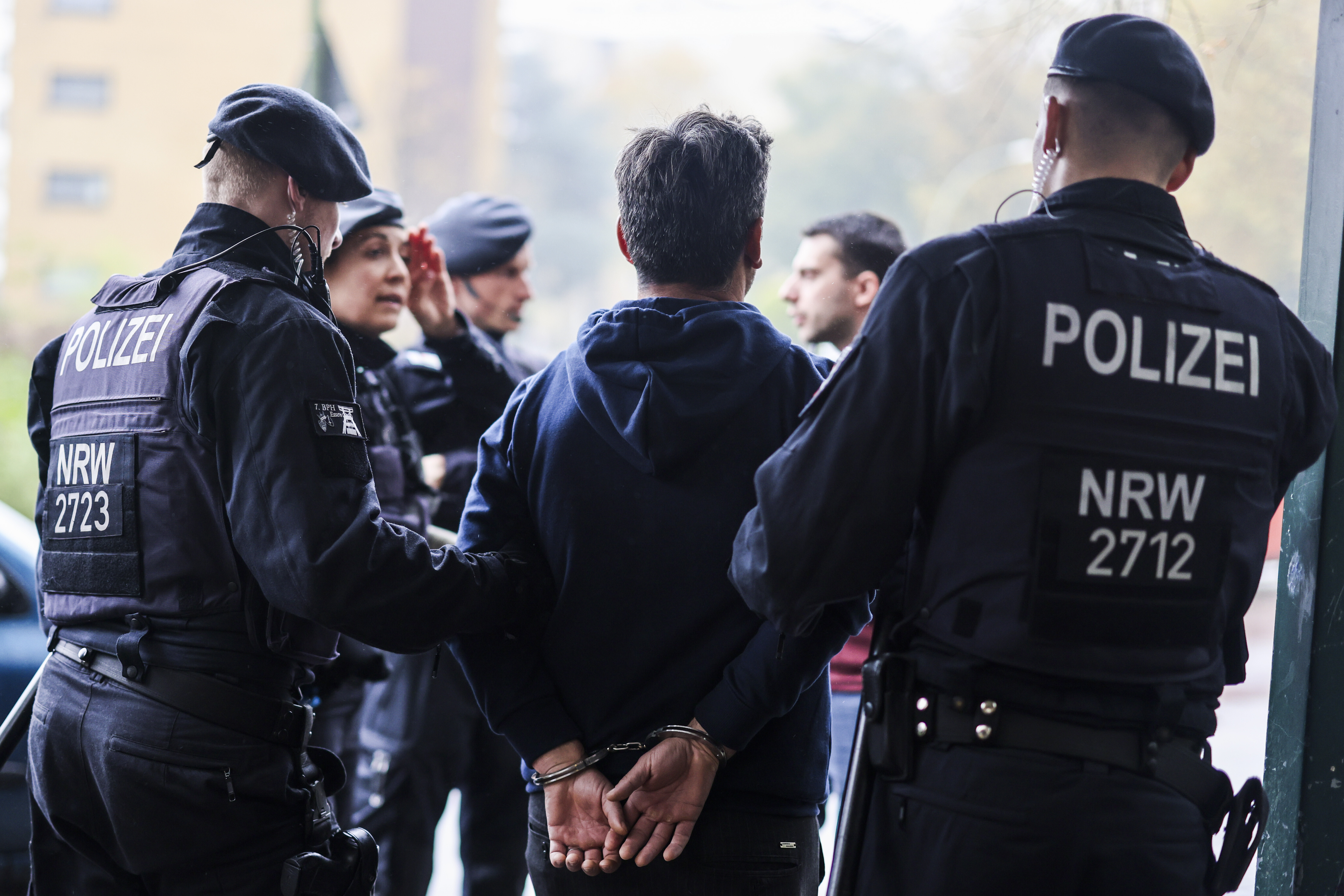 Am frühen Dienstagmorgen war der „Weiße Riese“ in Duisburg Schauplatz einer der größten Razzien Deutschlands – gegen Sozialbetrug und Kindergeldmissbrauch.