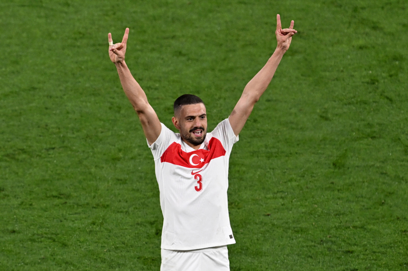 Merih Demiral zeigt den Wolfsgruß nach dem Sieg gegen Österreich