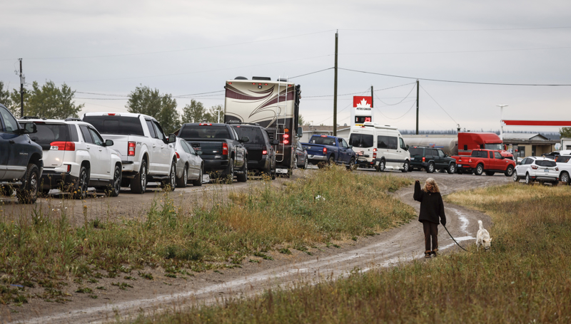 Fahrzeuge stehen in Fort Providence in den Nordwest-Territorien an der einzigen Straße südlich von Yellowknife zum Tanken an.