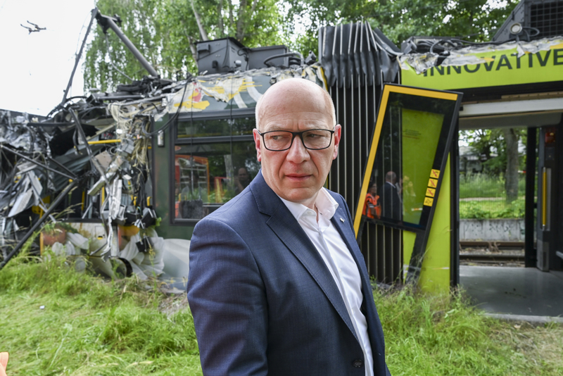 Kai Wegner (CDU), Regierender Bürgermeister von Berlin, an der Unfallstelle.