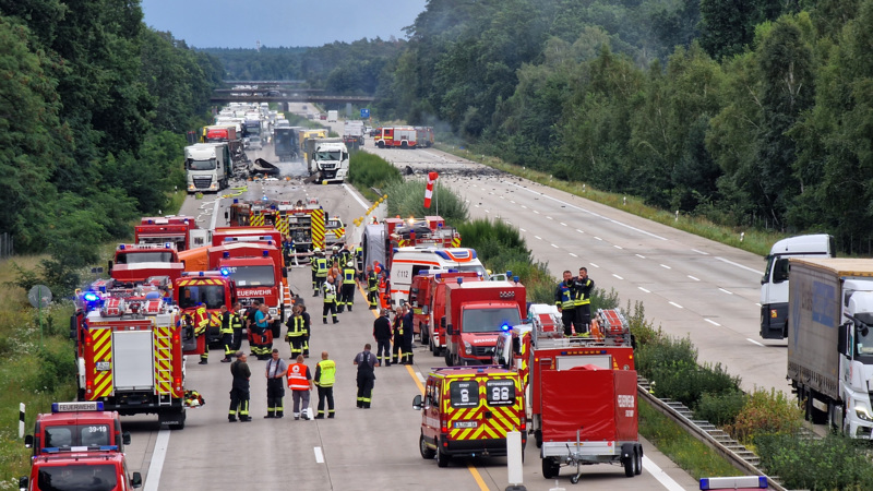 Durch den Austritt und die Reaktion von Chemikalien ist der Zugang zur Unfallstelle für alle Rettungskräfte erschwert.