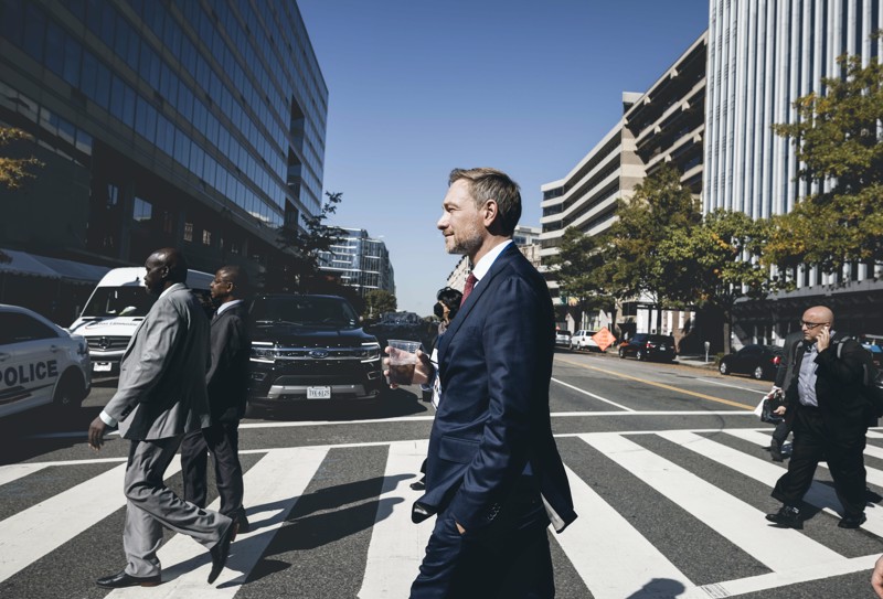 Oktober 2022: Finanzminister Christian Lindner bei der IWF-Herbsttagung in Washington DC. Diesen Spaziergang inszenierte der Fotograf Xander Heinl für Photothek. Das Foto ist im Auftrag des Finanzministeriums entstanden und wird zusätzlich über die Deutsche Presseagentur zu Geld gemacht.