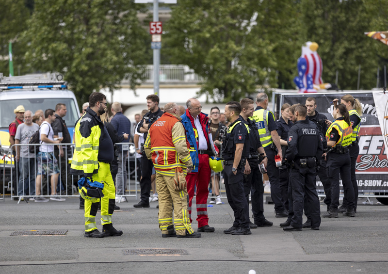 Einsatzkräfte an der Unfallstelle in Hannover