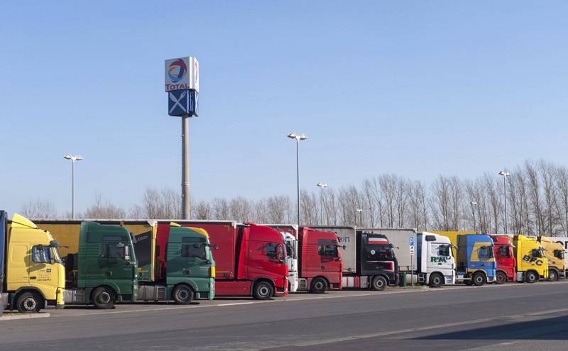 Bereits für die aktuellen Diesel-LKW fehlt es an ausreichend Infrastruktur, sprich: Parkplätze.