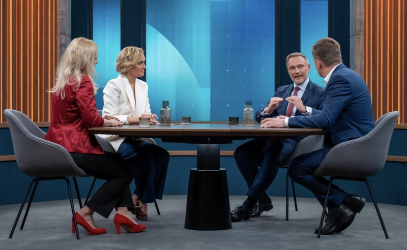 Kristina Dunz (links) diskutiert bei Caren Miosga mit.