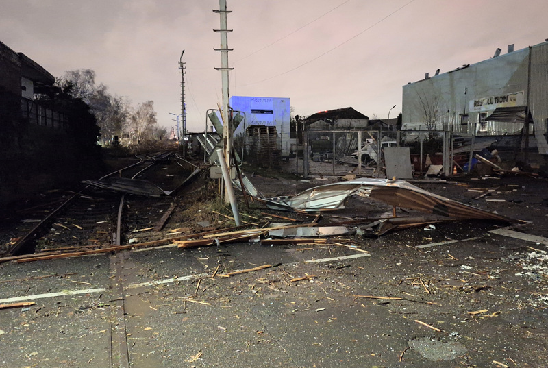 In Köln wurden Dächer abgedeckt und Trümmer flogen auf der Straße und auf Bahngleisen herum.