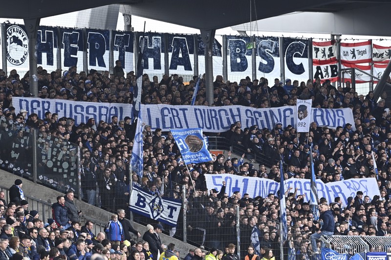 Auch die Fans von Hertha BSC, zu Gast in Braunschweig, stellten klar: „50+1 unantastbar“