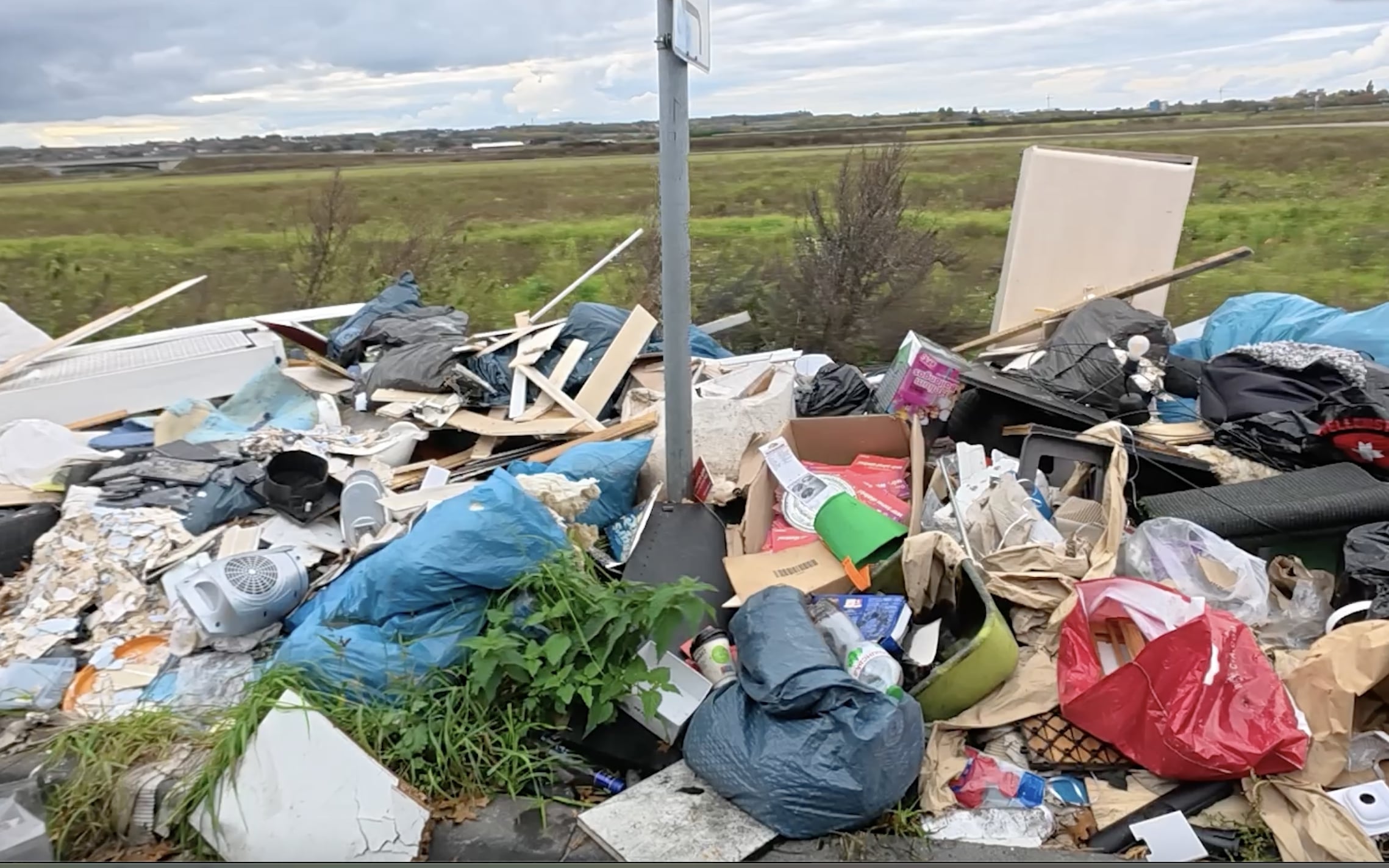 Müll findet sich fast überall in der Nähe der Wohnhäuser.