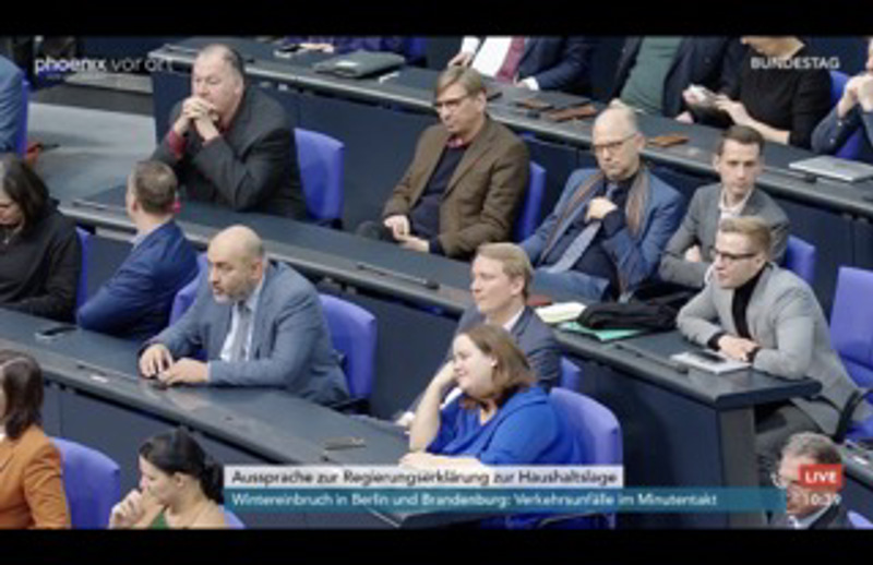 Ricarda Lang ist demonstrativ gelangweilt und lässt sich hängen.