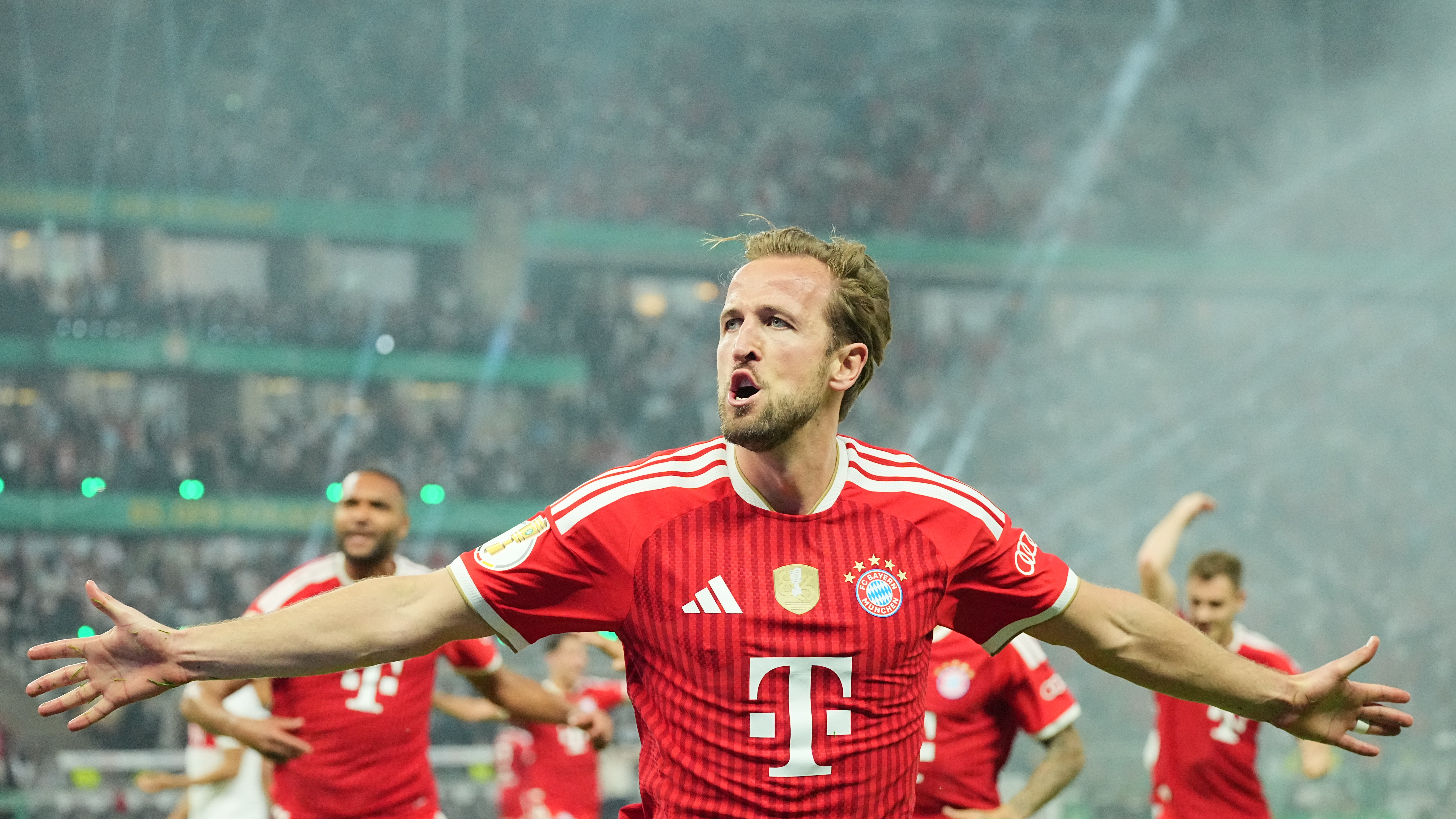 Harry Kane (FC Bayern München) jubelt nach seinem Tor zum 1:0