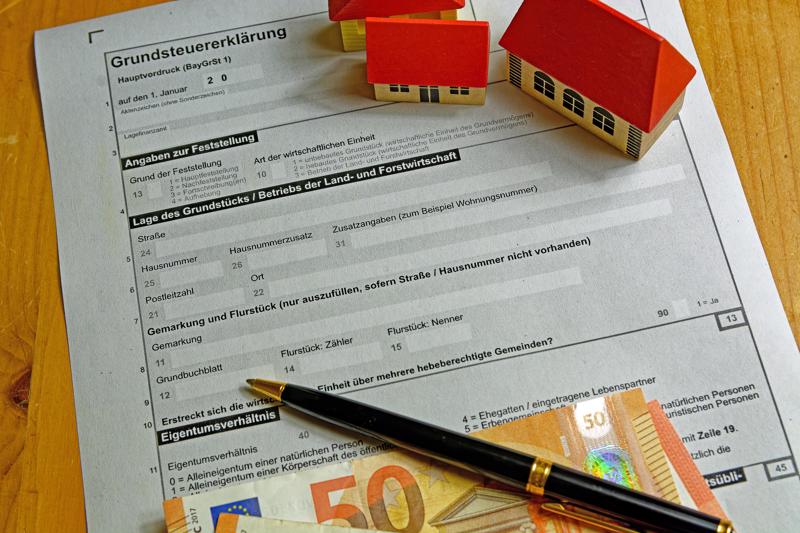 Millionen Eigentümern und Mietern steht eine saftige Grundsteuer-Erhöhung ins Haus.