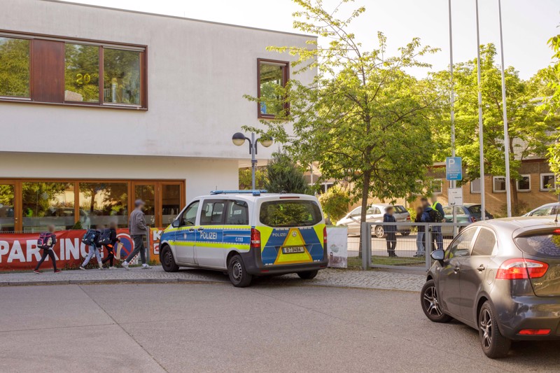 Die Polizei steht vor einer Schule in Berlin-Spandau, wo es zu einem Messerangriff von einem 13-Jährigen auf einen 11-jährigen Mitschüler kam.